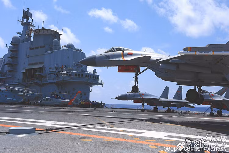 Theo hình ảnh ban đầu của J-15D, mẫu máy bay tác chiến điện tử mới của Trung Quốc có phi hành đoàn 2 người; máy bay có chiều dài 21,9m; sải cánh 14,7m; cao 5,9m; diện tích cánh 62,01m2; trọng lượng rỗng 17,500kg; trọng lượng cất cánh 27,000kg; sử dụng 2 động cơ WS-10H; tốc độ tối đa 1,98Mach. Nguồn ảnh: Sina.