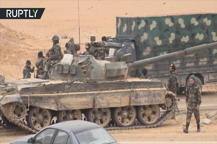 Các hạng mục nâng cấp xe tăng T-62M so với các thế hệ trước bao gồm việc tích hợp tổ hợp tên lửa chống tăng dẫn đường laser Sheksna (NATO gọi là AT-12 Swinger), giáp thụ động BDD, động cơ V-55U và hệ thống liên lạc R-173. Nguồn ảnh: RT.