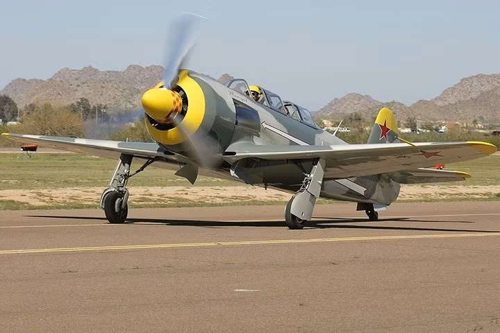 Máy bay Yak-11 khi đậu trên đường băng.