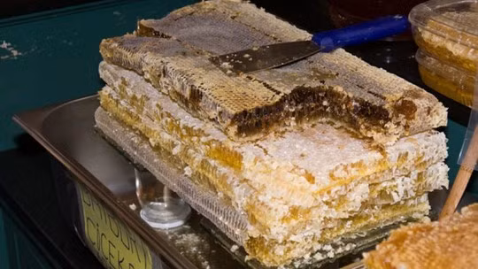 Grayanotoxin trong mật ong thô chưa qua quá trình xử lý độc tố có thể dẫn đến chóng mặt, đổ nhiều mồ hôi, buồn nôn và nôn kéo dài 24 tiếng. Chỉ với 1 thìa grayanotoxin cũng có thể gây ra các triệu chứng trên.