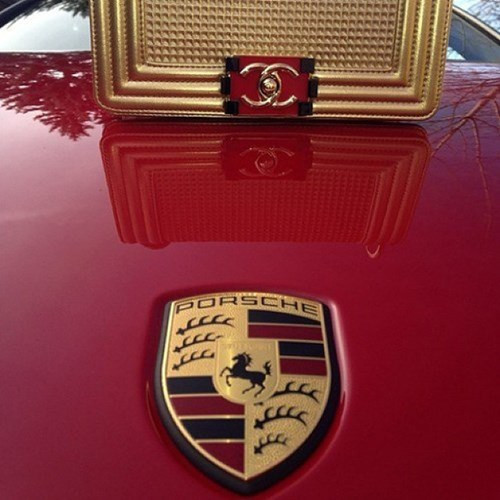 Túi xách Chanel đặt trên nắp capô xe Porsche cùng tông màu.