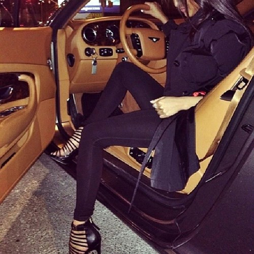 Truy cập vào trang Instagram của Richkidsofdubai, ai cũng phải choáng ngợp trước cuộc sống giàu có của hội con nhà giàu, đặc biệt là các tiểu thư Dubai.