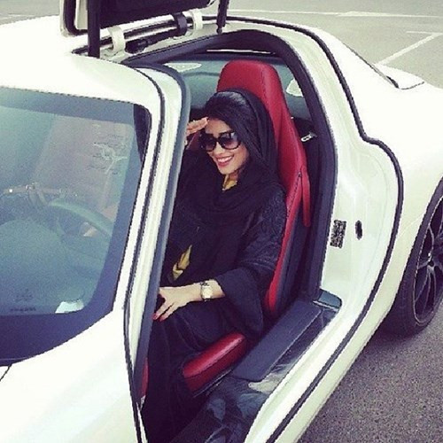Không chỉ thường xuyên khoe ảnh giầy dép và túi xách hàng hiệu, các cô tiểu thư thuộc hội nhà giàu Dubai còn chứng minh mình là dân chơi thực thụ thông qua những chiếc xe sang hoặc siêu xe.