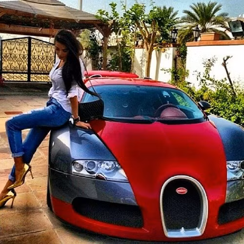 Một cô tiểu thư tạo dáng điệu đà bên siêu xe Bugatti Veyron.