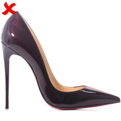 Chọn giày mũi nhọn cũng là một sai lầm. Nó rất thời trang, sành điệu và quyến rũ nhưng lại mang đến tác hại cho những ngón chân (móng chân) của bạn. Với thiết kế hẹp ở mũi giày, khiến các ngón chân bị thít chặt lại, dồn ép lên nhau, thậm chí những móng chân có thể gây ra sự trầy xước. Giày mũi nhọn sẽ khiến cho trọng lực của bạn dồn về trước, gây ảnh hưởng xấu đến cơ thể của bạn. Hãy thử lựa chọn những đôi giày mũi tròn hoặc hở mũi (dạng quai chéo) chẳng hạn. Đôi chân của bạn sẽ cảm thấy “biết ơn” vì điều này đấy! 