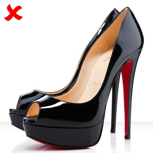 Sai lầm hay gặp nhất khi mua giày cao gót là chọn đôi có gót quá mỏng. Giày cao gót đế xuồng là loại tốt nhất (cả hợp thời trang nữa chứ) dành cho đôi chân của bạn. Chúng giúp phân bổ trọng lượng về phía sau, điều mà một đôi giày gót mỏng không thể làm được. Đôi giày có gót quá mỏng có thể gây ra tình trạng đau bắp chân, hông, gót chân và thậm chí là gây đau lưng nếu bạn mang chúng quá thường xuyên. Do đó, hãy thay đổi phong cách của bạn ngay từ bây giờ nếu không muốn tổn hại đến sức khỏe các nàng nhé! 