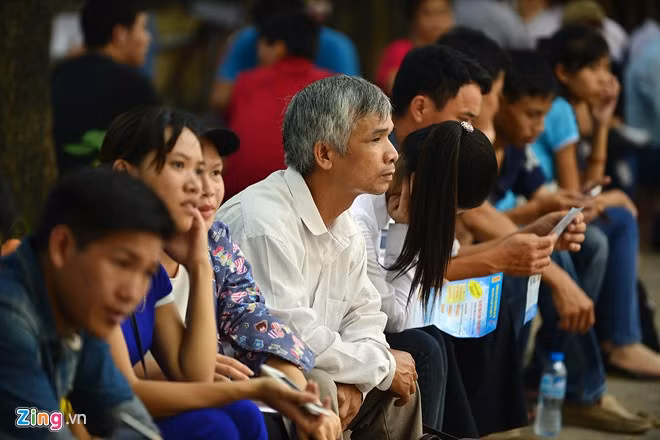 Phụ huynh tên Tiến khá lo lắng khi chưa biết con trai rút hồ sơ rồi nộp trường nào, vì chỉ được 19 điểm.