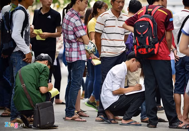 Trong đó nhiều bạn trẻ xếp hàng từ 7h, chờ đến lượt làm thủ tục. Nhiều người vừa ngồi trong hàng vừa viết vội bản khai cá nhân vì sợ mất chỗ. Hầu hết thí sinh đều hoang mang vì họ không nắm rõ lượng hồ sơ rút và nộp tại các trường mình đăng ký.