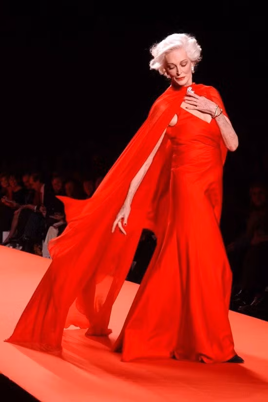 Mang trong mình dòng máu Hungari và Italia, Carmen Dell' Orefice được coi là người mẫu huyền thoại của nước Mỹ với 69 năm kinh nghiệm. Ở tuổi 84, bà vẫn tự tin sải bước trên các sàn diễn catwalk với phong độ không thua kém bất kỳ những người mẫu trẻ nào. Sở hữu vẻ đẹp sang trọng và quý phái, bà từng trở thành người đại diện của các thương hiệu cao cấp như Hermes, Dior, Rolex, DKNY…