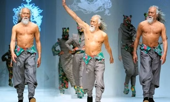 Được mệnh danh là cụ ông đẹp lão nhất Trung Quốc, Vương Đức Thuận từng trở thành tâm điểm tại một buổi biểu diễn thời trang khi để ngực trần catwalk. Phần trình diễn đầy tự tin và mạnh mẽ của người mẫu sinh năm 1936 này đã làm lu mờ toàn bộ dàn người mẫu trẻ ngày hôm đó. Khởi nghiệp là một diễn viên kịch nói, ông từng xuất hiện trong nhiều bộ phim như Thiên địa anh hùng, Vua Kungfu và Thiên kim nữ tặc. Phải đến năm 50 tuổi, ông mới bắt đầu tập thể hình và tham gia làm người mẫu.