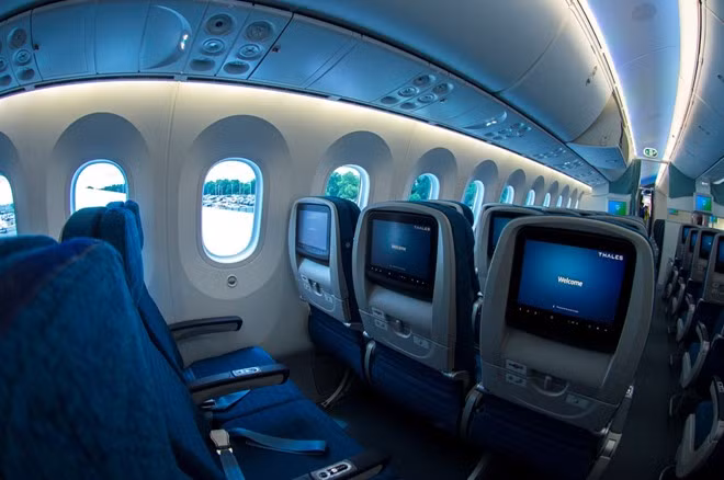 Các cửa sổ rộng hơn và ánh sáng được điều khiển theo 5 chế độ bằng điện thay cho các tấm che cửa sổ truyền thống.