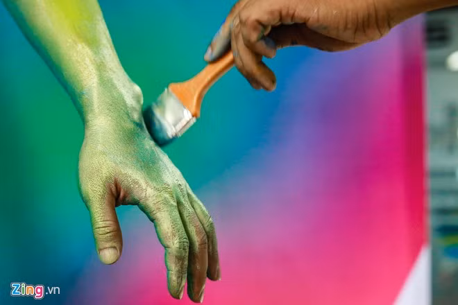 Thôi Văn Diệu - quê Lâm Đồng, sinh viên Đại học Công nghệ TP HCM, đã có 3 năm gắn bó với nghề nhân tượng - cho biết, công việc này không quá khó và có thu nhập tương đối ổn định nên anh sẽ gắn bó lâu dài.