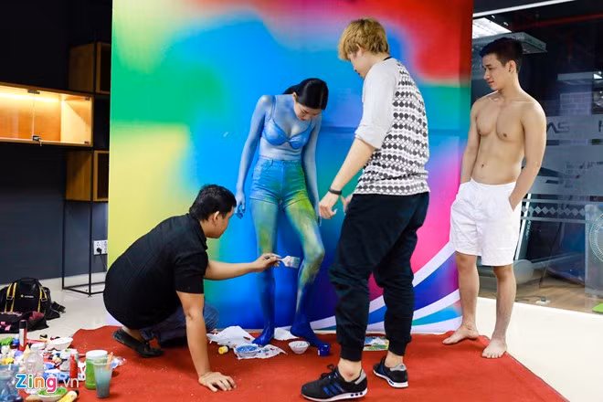 Màu dành để vẽ nhân tượng là một loại riêng, có thể bám lên mặt da nhưng không bị dính chặt. Nếu sử dụng loại màu kém chất lượng rất khó rửa và hóa chất trong sơn sẽ gây ảnh hưởng đến da của người mẫu.