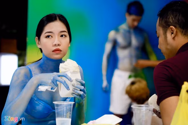 Với những lần trình diễn vào buổi sáng, người mẫu phải chuẩn bị rất sớm. 3h thức dậy, 4h có mặt ở nơi biểu diễn. Tranh thủ trong lúc chờ bạn ra sân khấu, Hương ăn sáng để có sức.