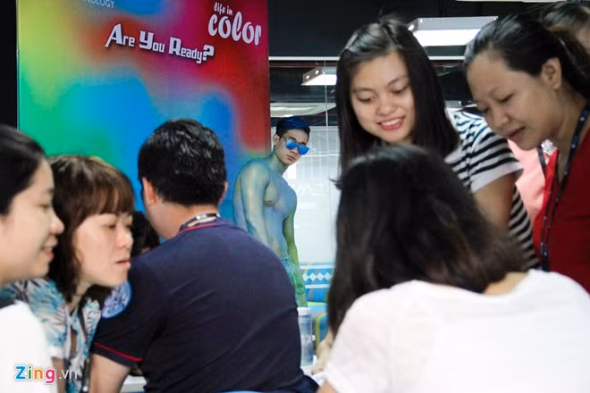 Diệu cho biết, trong quá trình trình diễn đôi khi hay bị ngứa hoặc bị côn trùng bò lên người nhưng cũng không dám nhúc nhích vì khán giả đang xem và chụp ảnh. Việc chuyển động sẽ làm họ mất tính bất ngờ và hào hứng, nên phải cố gắng chịu đựng.