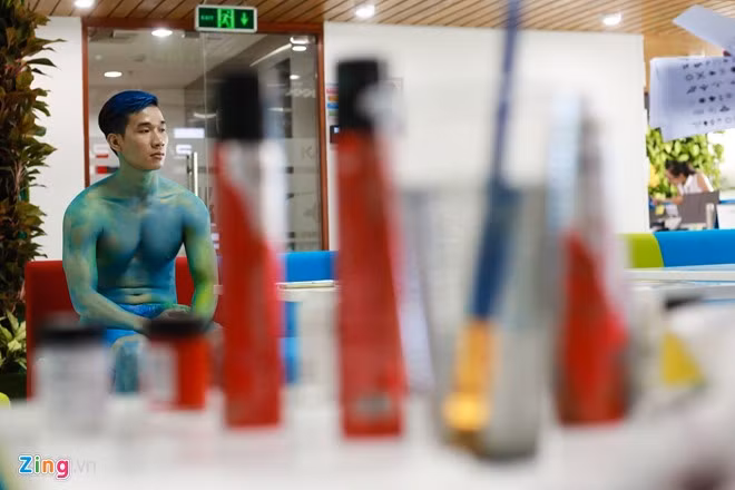 "Làm nghề nhân tượng cũng có những vui buồn khác nhau. Bên cạnh những người yêu thích cũng có không ít người chê bai, đùa giỡn, không tôn trọng. Những lúc quá mệt mỏi, ngồi nghỉ ngơi tĩnh lặng lại thấy buồn. Cùng với thu nhập, động lực lớn để gắn bó với công việc này là tình cảm chân thành của các anh em đồng nghiệp" - Diệu tâm sự.