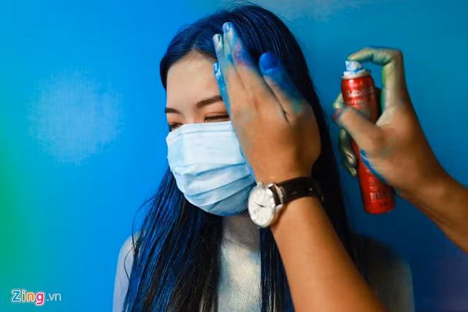 Sau khi đã hoàn tất việc vẽ, công đoạn tiếp theo là làm tóc. Có nhiều trường hợp không sử dụng tóc giả, nên keo màu được xịt trực tiếp để tạo hình.