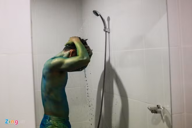 Sau mỗi buổi biểu diễn, công đoạn cực nhọc cuối cùng là tẩy trang. Nhiều khi màu dính quá chặt, tắm cả tiếng vẫn không hết, phải để nhiều ngày mới phai dần.