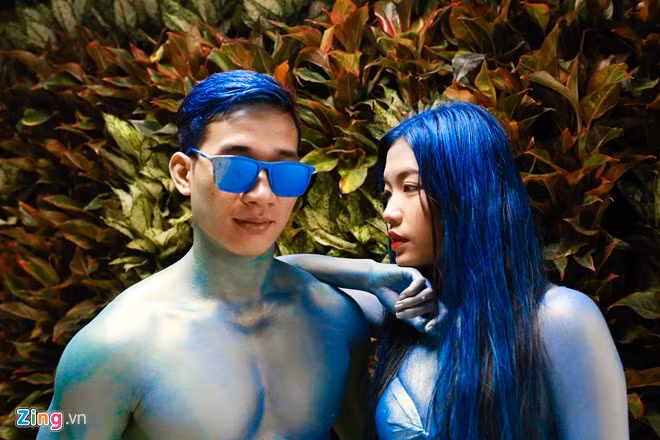 Thường một buổi biểu diễn kéo dài khoảng 2-4 giờ. Các người mẫu phải đứng không cử động trong vòng 45 phút mới đổi tư thế một lần. Đây là thử thách hết sức khó khăn.