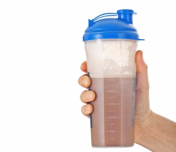 Các loại protein shake là nền tảng trong chế độ ăn tăng cơ bắp của bạn. Chúng hỗ trợ sự tổng hợp protein, phục hồi cơ bắp, tăng lượng máu đến các cơ, thúc đẩy vận chuyển creatine, hỗ trợ cơ thể chuyển hóa và sử dụng carbohydrate.