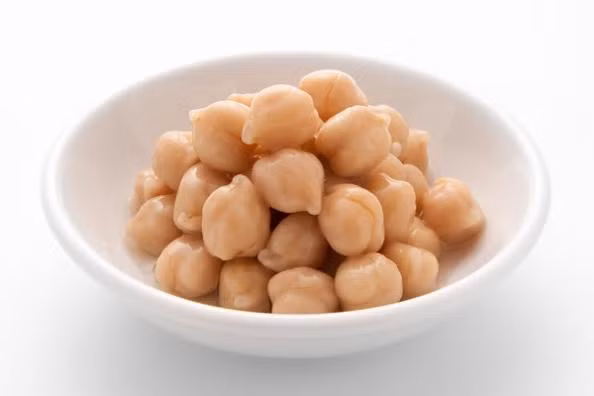 Đậu gà là lựa chọn tốt để bổ sung carbs. Bạn có thể thay thế cơm và các loại hạt khác trong chế độ ăn kiêng của mình bằng đậu gà. Một cốc đậu gà chứa 45 g carbs chuyển hóa chậm và 12 g chất sợi dinh dưỡng.