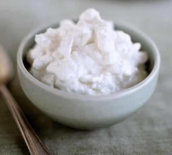 Phô mai có hai ích lợi làm tăng cơ bắp. Thứ nhất, phô mai chứa nhiều casein, một loại đạm tiêu hóa chậm. Khi hấp thu casein, hàm lượng a-xít amin trong máu tăng lên từ từ và sẽ tồn tại lâu hơn so với khi bạn ăn đạm whey. Phô mai còn chứa các vi khuẩn có lợi giúp dễ hấp thụ các dưỡng chất cần thiết.