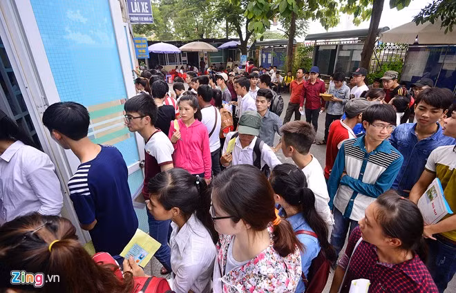 Sáng 19/8, hàng trăm thí sinh xếp hàng tại ĐH Công Nghiệp Hà Nội rút hồ sơ xét tuyển đại học 2015.