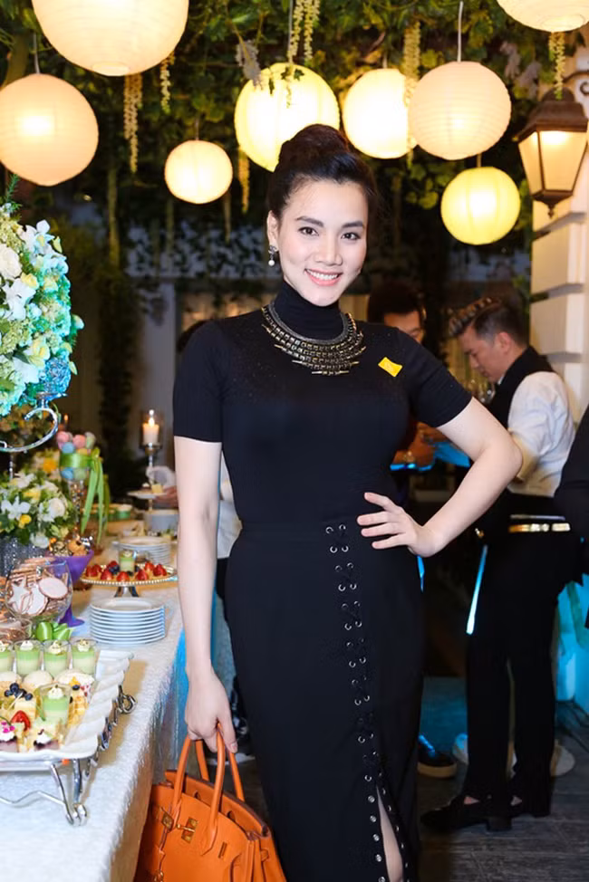 Trang Nhung khoe dáng gợi cảm sau khi sinh con đầu lòng.