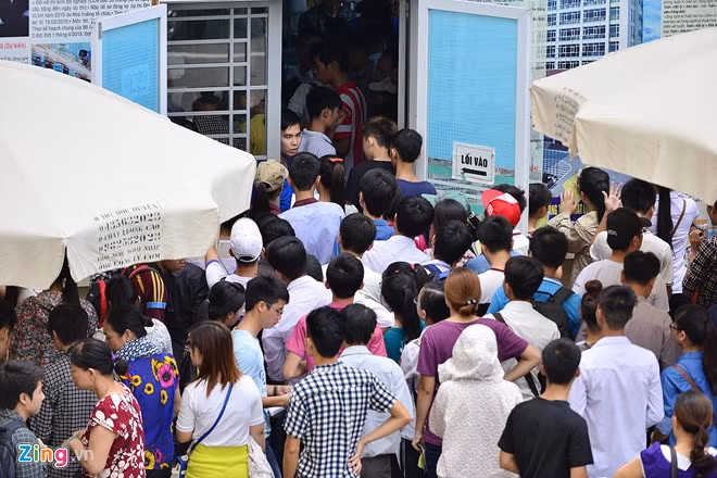 Đến gần trưa, thí sinh đổ về ĐH Công Nghiệp Hà Nội. Nhiều người phải đứng chờ 2 đến 3 giờ mới rút được hồ sơ của mình.