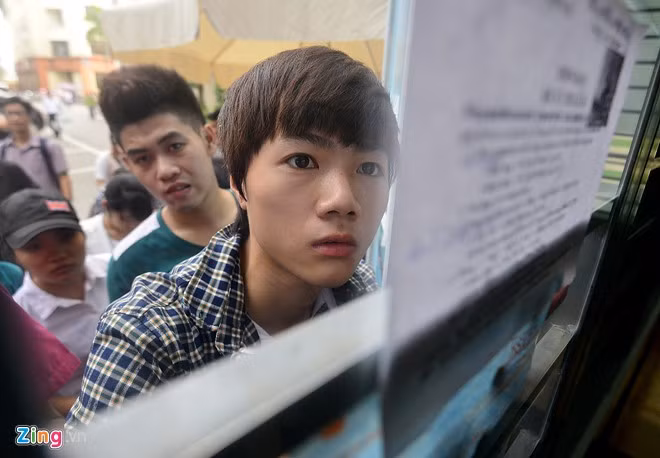 Thí sinh Thanh Tú chờ hơn 2 giờ nhưng chưa đến lượt. Nam sinh cho biết vì điểm thấp nên vội rút hồ sơ để nộp vào trường đại học tốp dưới.