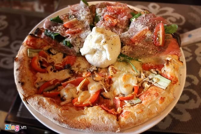 Nhà hàng Lecrespo (Trương Định, quận 3): Đây được xem như là tiệm bánh pizza ở TP HCM đầu tiên giới thiệu pizza nướng củi. Quán rộng, không gian ấm cúng. Tuy nhiên khi đông khách, nhân viên phục vụ chậm. Giá thành cũng cao hơn những nơi khác. Ảnh: Zen nguyễn.