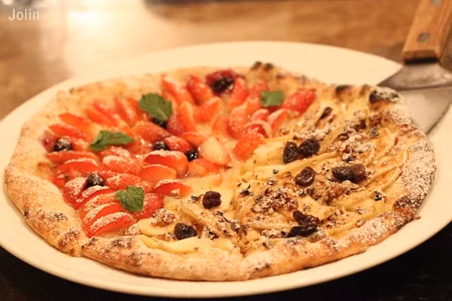 4P’s, pizza Kiểu Nhật (đường Lê Thánh Tông, quận 1): Quán nhỏ, pizza lò nướng củi nên nếu chọn vị trí ngồi ngay phía trước bếp, bạn có thể nhìn thấy toàn bộ quá trình làm bánh của quán. Ảnh: Thejolinshouse.