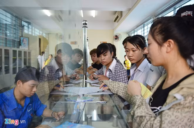 Thời tiết tại Hà Nội khá oi bức khiến các sĩ tử mệt mỏi.