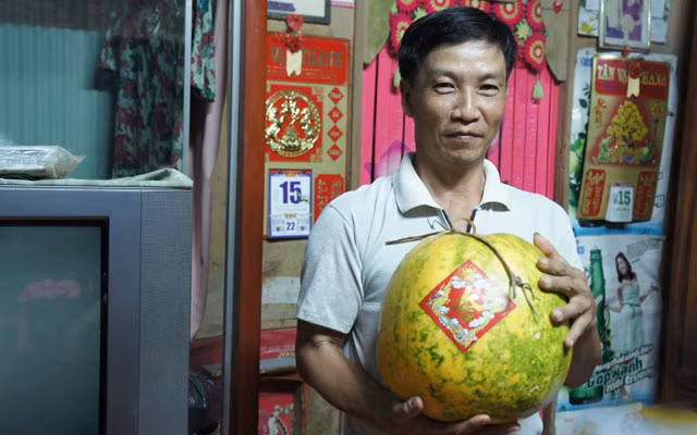Dưa hấu hơn 9 tháng không thối, vẫn... to lên từng ngày trên đĩa thờ. Ảnh: Dân Việt