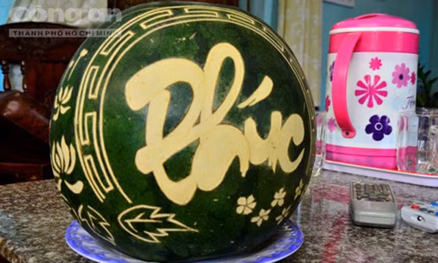 Anh Lê Duy Minh (trú xã Đray Sáp, huyện Krông Ana, Đắk Lắk) mua trái dưa này từ ngày 17.2.2015, sau hơn 5 tháng chưng trên nóc tủ vẫn chưa thấy hiện tượng “lão hóa”. Vì sao trái dưa này có khả năng “trường thọ” đến vậy là đề tài tranh luận của nhiều người trong vùng. Anh Minh đưa ra giả thuyết: “Có khả năng nó đã được người trồng và dân buôn “phù phép” bằng cách bơm chất bảo quản để giữ cho tươi lâu”. Ảnh: Công an TP.HCM