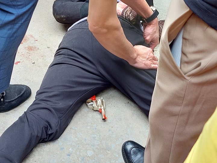 Thấy chị Linh có một mình nên Hoài nói là về chở vợ lên xem nhưng thực chất là xuống chợ Mới ở phường Bắc Sơn, TP Sầm Sơn mua một con dao nhọn (loại dao gọt hoa quả) và một khẩu súng nhựa (loại súng côn) giấu vào trong người rồi tháo biển số xe máy cất vào cốp xe tránh bị phát hiện. 