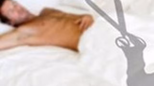  Quan hệ tình cảm xong, vợ cắt "của quý" của chồng: Ngày 9/1/2021, ông C. và bà L. thuê phòng nghỉ ở nhà trọ Duy Thành, xã Mỹ Lâm, huyện Hòn Đất, Kiên Giang để ngủ. Sau đó hai người nảy sinh cự cãi về việc trước đây ông C. từng dẫn người yêu về nhà bị bà L phát hiện. Tiếp đến, sau khi "mây mưa", nhân lúc ông C ngủ say không mặc quần, bà L lấy dao cắt bộ phận sinh dục của ông C. (Ảnh minh hoạ)