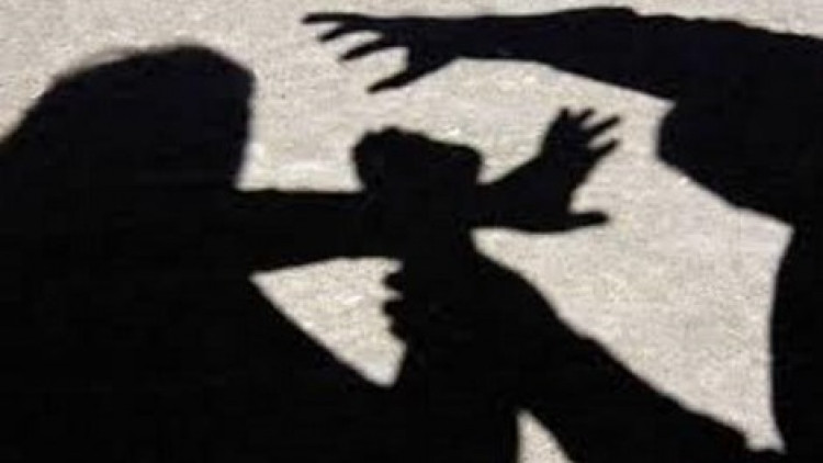  Tử vong sau khi bị vợ bóp "của quý": Do bị chồng cũ là ông Lê Kim Kh. (SN 1963, trú huyện Chợ Gạo, Tiền Giang) nhiều lần "thượng cẳng chân hạ cẳng tay". Tối 10/7/2016, trong lúc hai bên cự cãi, bà Phan Thị Kim Chưởng (SN 1961, trú cùng địa phương) nắm và bóp "của quý" của chồng cũ giật mạnh làm ông Kh. ngã xuống đất. Bà này sau đó tiếp tục bóp bộ phận sinh dục của chồng cũ dẫn đến nạn nhân tử vong. (Ảnh minh hoạ)