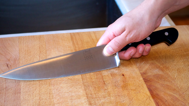  Cầm dao cắt "của quý" khi chồng đang ngủ: Khoảng 1h sáng 27/10/2017, anh Nguyễn Khắc Th. (SN 1984, trú huyện Hướng Hoà tỉnh Quảng Trị) đang nằm ngủ trên giường thì bất ngờ chị Nguyễn Thị H. (SN 1985, vợ anh Th.) dùng dao cắt ngang bộ phận sinh dục. Phát hiện vụ việc người thân đã đưa anh này vào viện cấp cứu trong tình trạng mất nhiều máu, may mắn dương vật không bị đứt rời. Sau khi khâu nối, anh Th. được chuyển tiếp vào bệnh viện Trung ương Huế điều trị. (Ảnh minh hoạ)