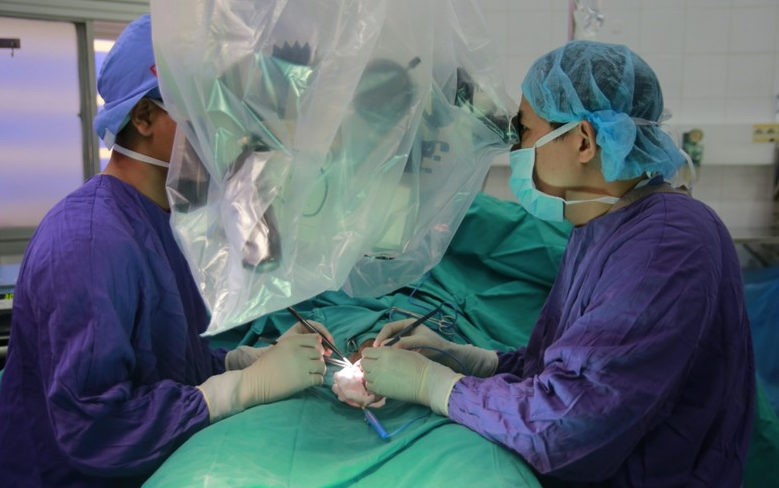  Nửa đêm vợ cắt ngang "của quý" của chồng: Khuya 7/6/2020, giữa anh T.T.T. (SN 1989) và vợ là chị N.T.T.A. (SN 1986, ngụ xã An Thái Đông, huyện Cái Bè, tỉnh Tiền Giang), xảy ra mâu thuẫn, cự cãi. Anh T. bị vợ dùng vật sắc nhọn chưa rõ là dao hay lưỡi lam, gây thương tích ở bộ phận sinh dục. Anh T. được người thân đưa đến bệnh viện cấp cứu. (Ảnh minh hoạ)