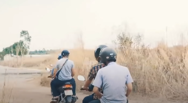 Ngay sau khi vụ án mạng bị phát giác, Xuân bỗng biến mất. Một số nguồn tin cho biết Xuân đã về quê. Trinh sát của Cục CSHS và Công an Bắc Giang đã nhanh chóng tìm được nơi ở và giám sát chặt chẽ Hoàng Văn Xuân tại nhà của anh ta ở thôn Cầu Cát, xã Nghĩa Hồ, huyện Lục Ngạn, Bắc Giang. Các trinh sát phát hiện chi tiết "lạ": Dù mất việc, Xuân vẫn tiêu pha khá rộng rãi.