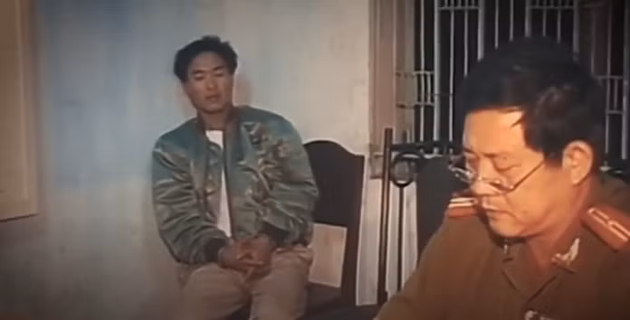 Theo lời khai của Xuân, do hết tiền, anh ta quyết định cướp gia đình ông Tường. 16h ngày 5/2/2004, Xuân ra chợ mua khẩu trang và găng tay, sau đó xách chiếc xà beng vừa ăn cắp được và lên đường. Để tăng thêm can đảm, Xuân ghé vào quán ốc, gọi 2 xị rượu ngồi uống chờ đến khuya sẽ hành động.