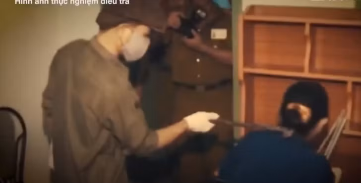 Hết chương trình TV, ông Tường ra khóa cửa đi ngủ. Bấm khóa xong, chưa kịp quay lưng, ông đã bị Xuân bổ một xà beng xuống đầu... Tiếp đó, Xuân lần lượt mò vào phòng ngủ, buồng tắm dùng xà beng đánh chết bà Thông và cô Linh. Giết xong 3 người, anh ta bình tĩnh lục lọi lấy được 2 dây chuyền vàng, 2 dây chuyền bạc, 2 dây chuyền bạch kim, 4 nhẫn vàng, vòng đeo tay, rồi cạy tủ lấy thêm được 200 nghìn đồng tiền mặt.