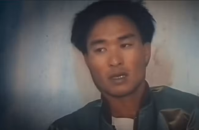 20h ngày 5/2/2014, lợi dụng lúc người đi hội Chùa Bà rằm tháng Giêng đông đúc, người xe qua lại tấp nập không ai chú ý, Xuân lẻn được vào nhà ông Tường và ém mình lại. Khoảng 1 giờ đồng hồ sau, chị Linh con ông bà Tường đi chơi về. Nhà đang xây, sửa, vật liệu để bề bộn nên không ai phát hiện được sự có mặt của kẻ đột nhập.