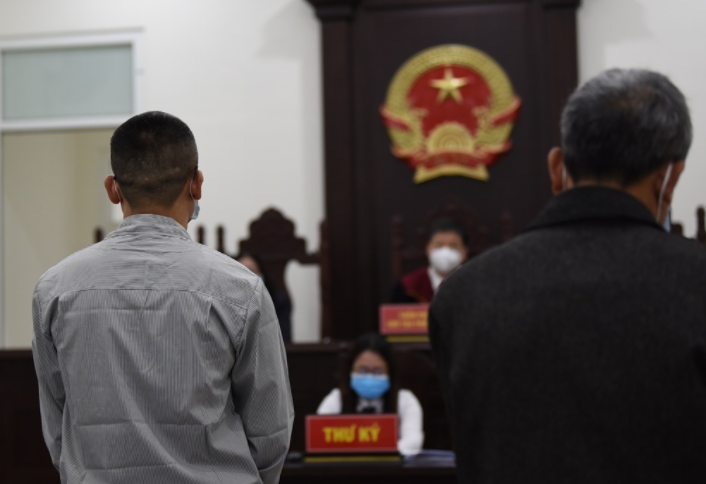 Bị cáo Nguyễn Văn Son được xác định đã tiếp tay cho tội phạm, gây khó khăn cho công tác điều tra. Tuy nhiên, bị cáo này đã thành khẩn khai báo, nhân thân chưa tiền án tiền sự, đã từng tham gia quân đội, gia đình có công với cách mạng… Xem xét tình tiết trên, HĐXX quyết định giảm nhẹ một phần hình phạt cho bị cáo Son.