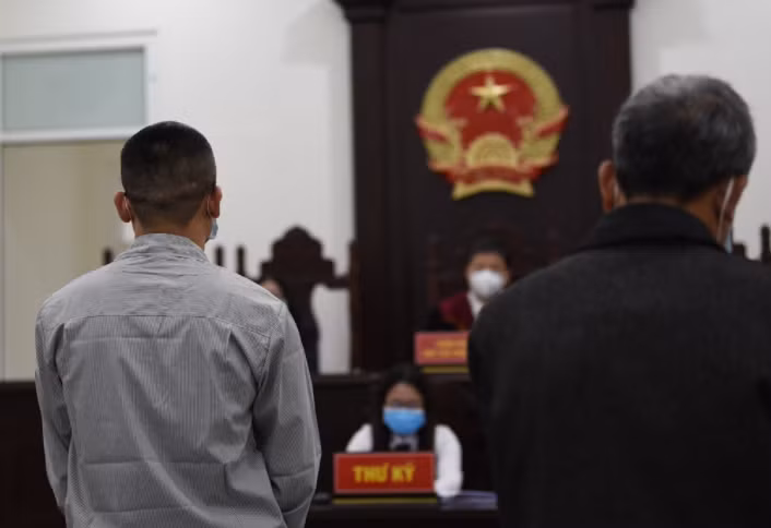 Bị cáo Nguyễn Văn Son được xác định đã tiếp tay cho tội phạm, gây khó khăn cho công tác điều tra. Tuy nhiên, bị cáo này đã thành khẩn khai báo, nhân thân chưa tiền án tiền sự, đã từng tham gia quân đội, gia đình có công với cách mạng… Xem xét tình tiết trên, HĐXX quyết định giảm nhẹ một phần hình phạt cho bị cáo Son.