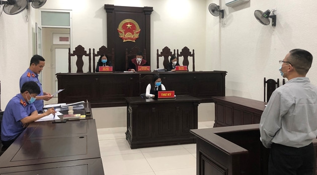 Đến ngày 30/6/2021, hai bị cáo cùng bị bắt tại nhà riêng của ông Son tại xã Phương Tú, huyện Ứng Hòa, Hà Nội. Tại phiên tòa sáng 23/3/2022, bị cáo Lê Văn Dũng thừa nhận đã thực hiện các hành vi như cáo trạng truy tố nhưng không cho đó là những hành vi vi phạm pháp luật. Bị cáo Nguyễn Văn Son thành khẩn khai nhận toàn bộ hành vi phạm tội.