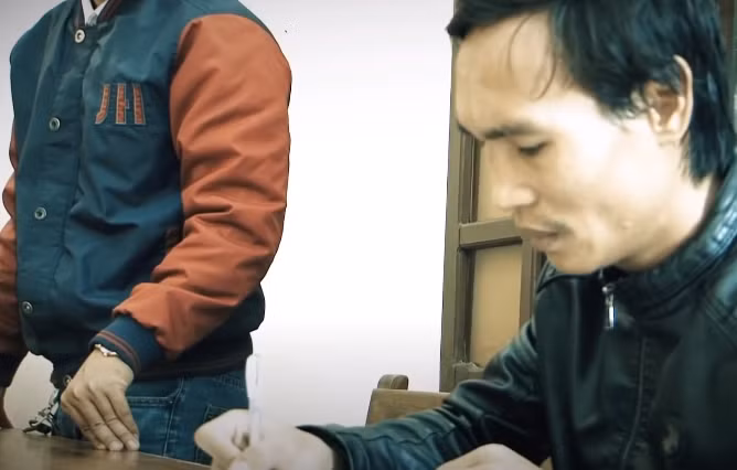 Hùng đã dựng lên một kịch bản rất hoàn hảo để người nhà nạn nhân không biết đó là: Ban ngày Hùng vẫn về phòng trọ như thường chỉ ban đêm là đi ngủ nhờ ở nhà người quen. Sau đó, khoảng 10 ngày, Hùng mới rời nhà trọ. Lúc này, Hùng vẫn ở lại trên địa bàn thành phố Đồng Hới để nghe ngóng tình hình. Trong vòng 1 tháng, trước khi “bặt vô âm tín”, Hùng lấy máy điện thoại của anh Dũng nhắn tin thường xuyên về cho người nhà của anh Dũng bảo rằng “vẫn khỏe và đi làm ăn xa”. Những tin nhắn vẫn đi và về đều đặn nên người nhà anh Dũng không hề nghi ngờ và tin tưởng rằng anh Dũng đang đi làm ăn.