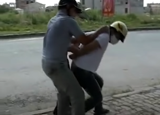 Các mũi trinh sát đã tập trung truy tìm và phát hiện Sơn đang ngồi sau xe máy do anh trai chở đi trên Quốc lộ 21B hướng Trung Lương đi TP Phủ Lý. Trinh sát đã bám sát, khống chế, bắt gọn Sơn. Tiến hành khám xét khẩn cấp nơi ở của Sơn, Công an thu giữ một dây chuyền bằng kim loại màu vàng, một máy nghe nhạc, một điện thoại Samsung.