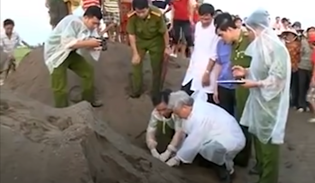 Nạn nhân không có giấy tờ tùy thân, những vật dụng cá nhân tối mà những cô gái trẻ thường mang theo như điện thoại di động, nhẫn, dây chuyền, đồng hồ hay bông tai đều không có. Nhận định đây có thể là một vụ án mạng giết người, cướp tài sản, Công an tỉnh Hà Nam đã nhanh chóng triển khai lực lượng khẩn trương khám nghiệm hiện trường, khám nghiệm tử thi.